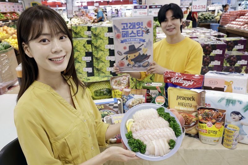 [서울=뉴시스] 최동준 기자 = 이마트가 12일 서울 용산점에서 고래잇 페스타를 선보이고 있다.오는 14일부터 17일까지 제주산 광어회, 델리, 간편식, 주류 등 먹거리와 생필품 등을 최대 반값 특가에 판매한다. 2026.08.12. photocdj@newsis.com