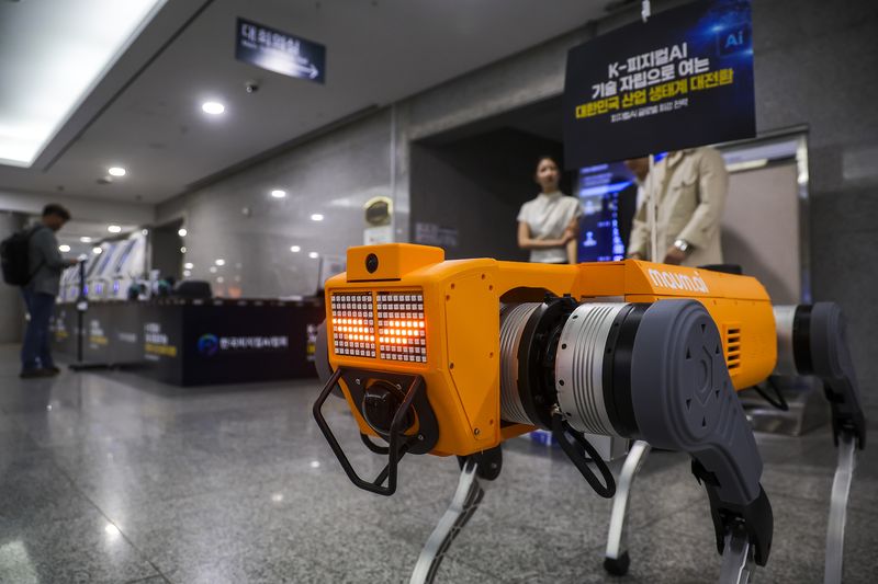 정부가 첨단 혁신기술의 연구개발(R&D)과 상용화를 촉진하기 위해 개발과 구매를 별도 재입찰 없이 논스톱으로 연계하는 방식으로 국가계약 체계를 개편한다. 사진은 최근 국회에서 열린 토론회에 전시된 국산 4족보행 순찰 로봇 '진도봇 해치' 모습. 뉴시스