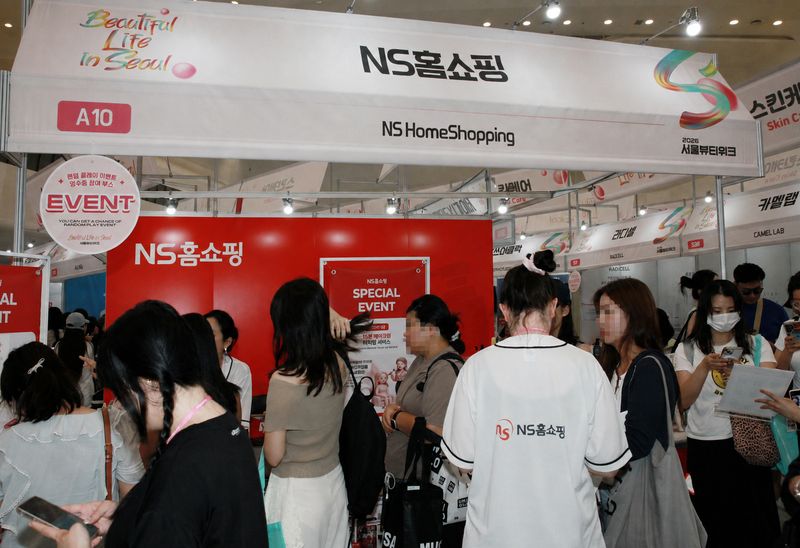 25일 서울 중구 동대문디자인플라자에서 진행된 서울뷰티위크 행사 NS홈쇼핑 부스 전경. NS홈쇼핑 제공