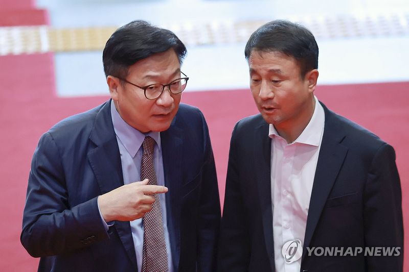 대화 나누는 여야 원내대표 (출처=연합뉴스)