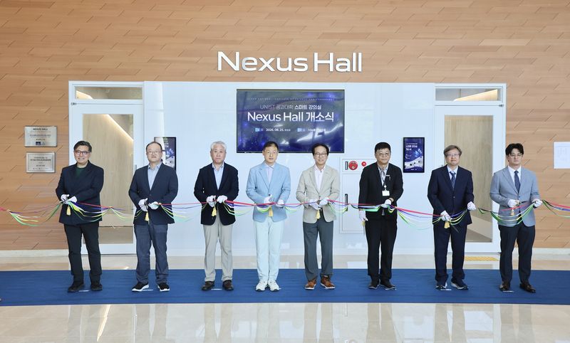 25일 UNIST 공과대학에서 스마트 강의실 ‘넥서스 홀(Nexus Hall)’ 개소식이 열린 가운데 김상욱 울산시장, 박종래 UNIST 총장, 이주영 삼성전자 부사장, 김세연 SK하이닉스 부사장 등 관계자들이 개소 기념 테이프 커팅을 하고 있다. 울산시 제공