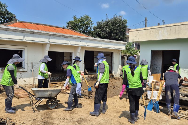 LH, 거제 폭우 피해 복구 지원…임직원 70여명 봉사