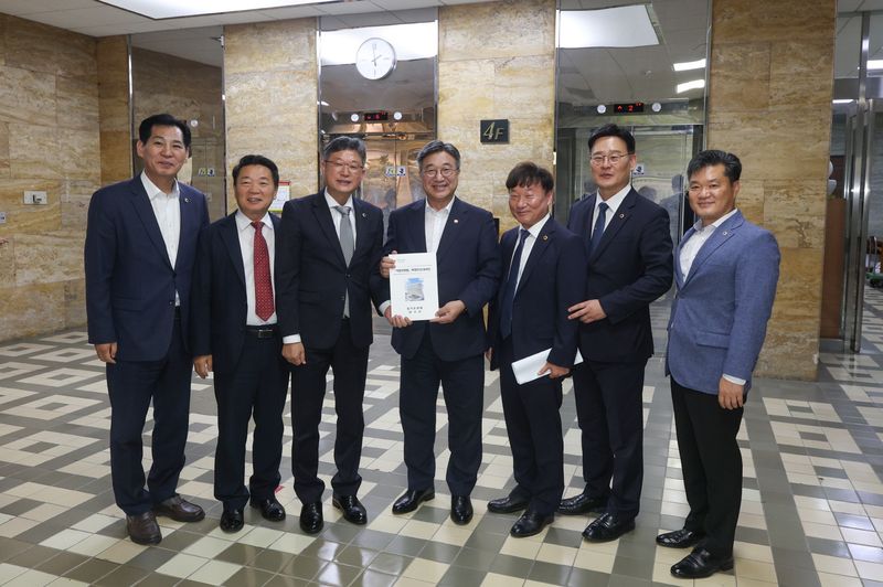 25일 남종섭 경기도의회 의장(우측에서 세 번째) 등이 국회를 찾아 윤호중 행정안전부 장관(가운데)을 만나 지방의회법 제정 촉구 건의안과 경기도의회 자체 제정안을 전달했다. 경기도의회 제공.