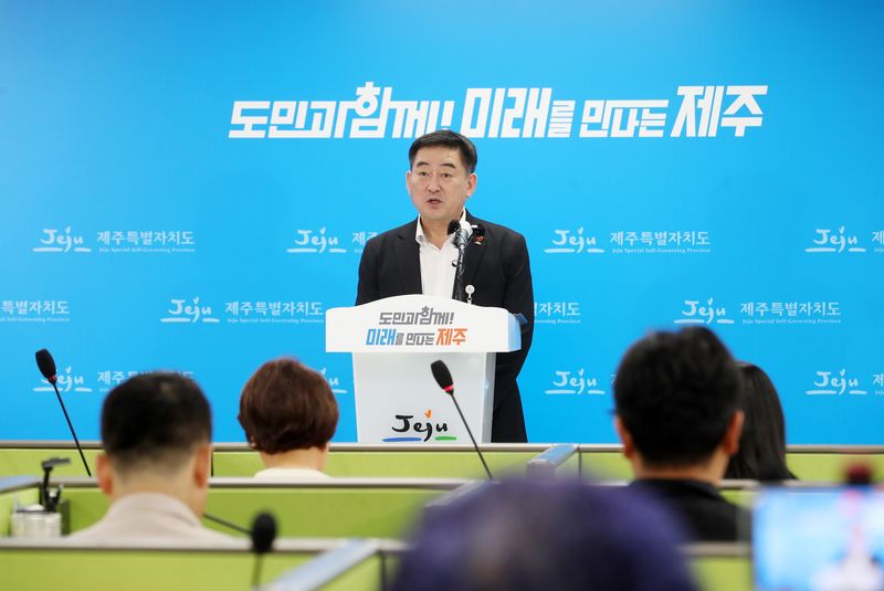 김현수 제주도 청렴감찰관이 25일 제주도청 기자실에서 제주시 애월읍 효성해링턴플레이스 제주 공동주택 인허가 의혹에 대한 전면 감찰 계획을 설명하고 있다. 제주도는 오는 10월까지 주택건설사업계획 승인 과정의 절차적 적정성과 다른 개발사업과의 형평성을 집중적으로 점검한다. /사진=제주특별자치도 제공