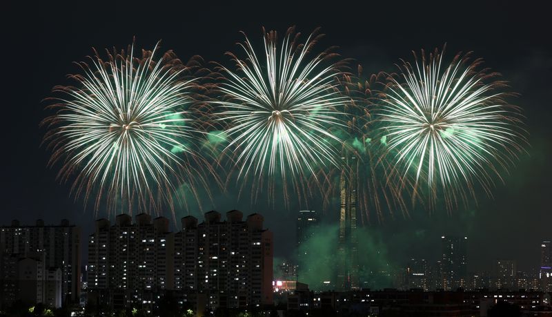 2023년 서울 여의도 한강공원 일대에서 열린 '2023 서울세계불꽃축제'에서 중국팀의 불꽃쇼가 진행되고 있다. /사진=뉴스1