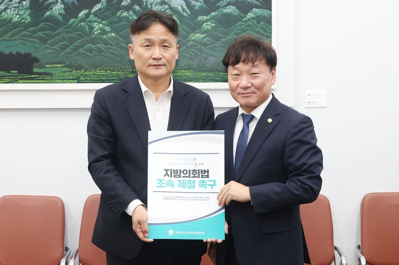 남종섭 경기도의회 의장(오른쪽)이 김영진 국회 행정안전위원회 위원장을 만나 '지방의회법' 연내 제정을 촉구했다. 경기도의회 제공