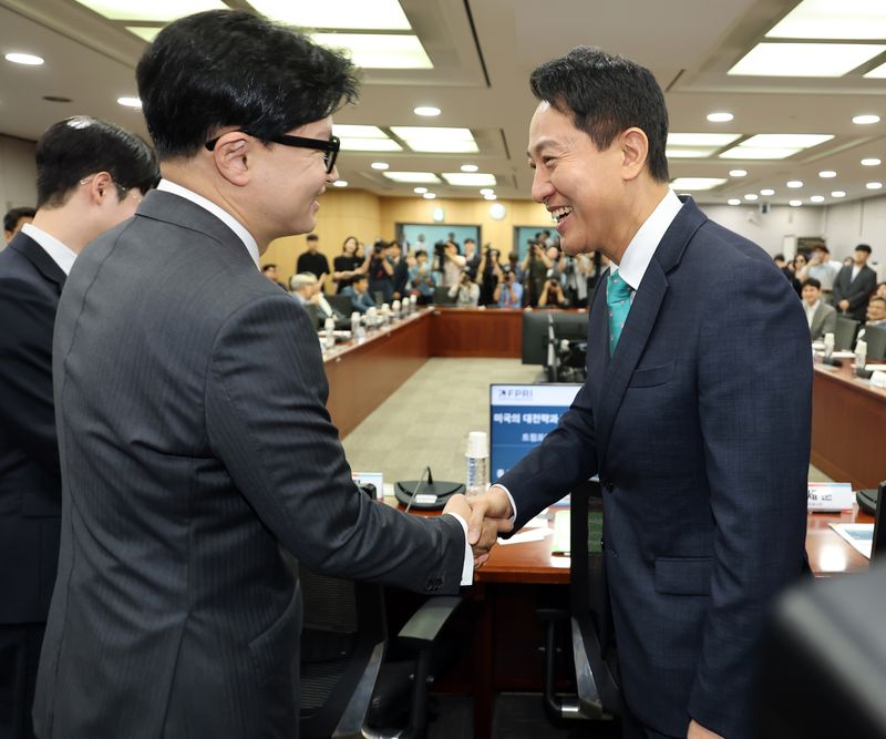 오세훈 서울시장(오른쪽)과 한동훈 무소속 의원이 25일 국회 의원회관에서 열린 제10차 대한민국 미래혁신포럼 세미나 '미국의 大전략과 한국의 선택'에서 악수를 나누고 있다. 연합뉴스
