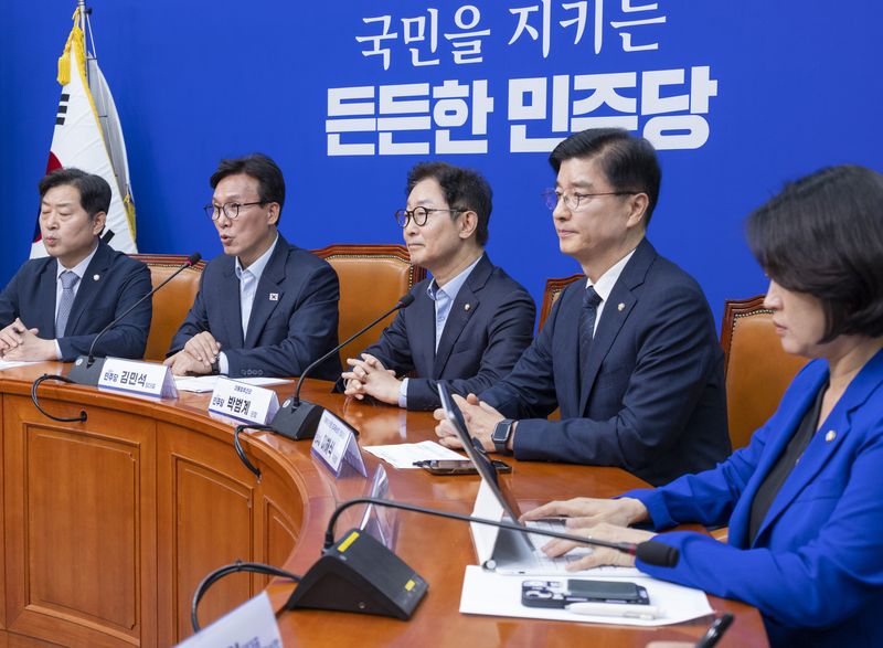 더불어민주당 김민석 대표(왼쪽 두번째)가 25일 국회에서 대통합추진단 1차 회의를 주재하고 있다. 김 대표는 이날 "개혁과 중도·보수에 이르는 모든 스펙트럼의 참신하고 유능한 인물을 대대적으로 영입하겠다"며 외연 확장을 예고했다. 연합뉴스