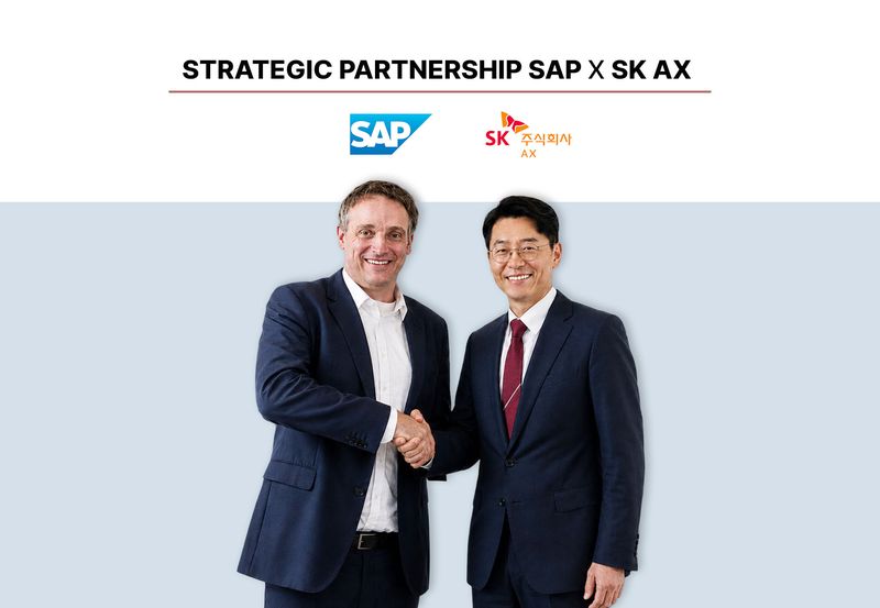 김완종 SK AX 사장(오른쪽)과 크리스티안 클라인 SAP 최고경영자(CEO)가 독일 바덴뷔르템베르크주 발도르프에 위치한 SAP 본사에서 만나 협력 방안을 논의한 후 기념사진을 촬영하고 있다. SK AX 제공