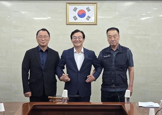 부산시버스운송사업조합 성현도 이사장(왼쪽부터)과 전재수 부산시장, 부산지역버스노동조합 박성훈 위원장이 25일 임금협상을 타결한 뒤 기념촬영을 하고 있다. 부산시 제공