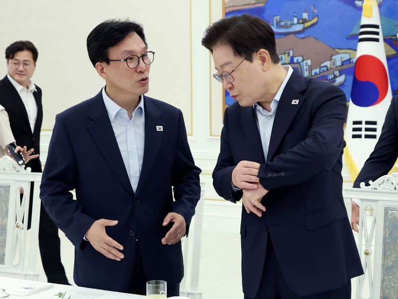 이재명 대통령이 지난 25일 청와대에서 열린 더불어민주당 신임 지도부 만찬 간담회에서 김민석 대표와 대화를 하고 있다. 뉴시스