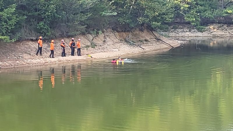 25일 오후 울산 동구 명덕저수지에서 119구조대가 신원 미상의 여성 시신을 구조하고 있다. 울산소방본부 제공