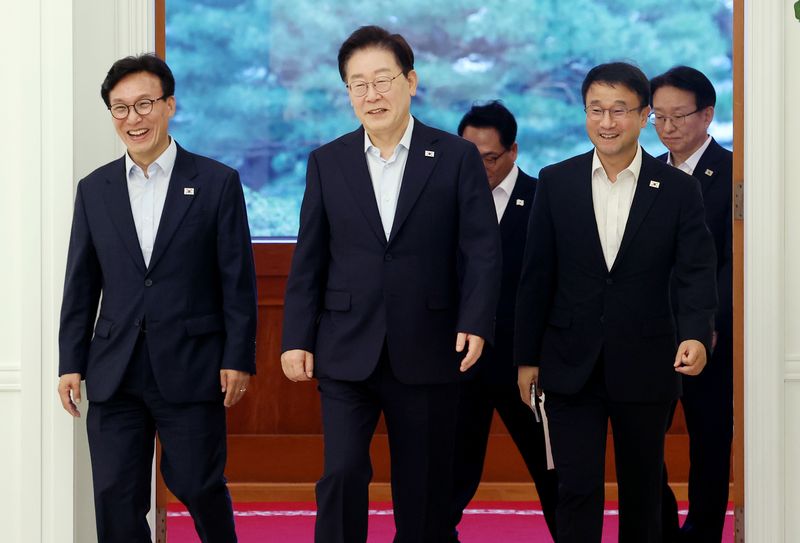 [서울=뉴시스] 조성봉 기자 = 이재명 대통령이 25일 청와대에서 열린 더불어민주당 신임 지도부 만찬 간담회에 입장하고 있다. 왼쪽부터 김민석 대표, 이 대통령, 한병도 원내대표. 2026.08.25. suncho21@newsis.com