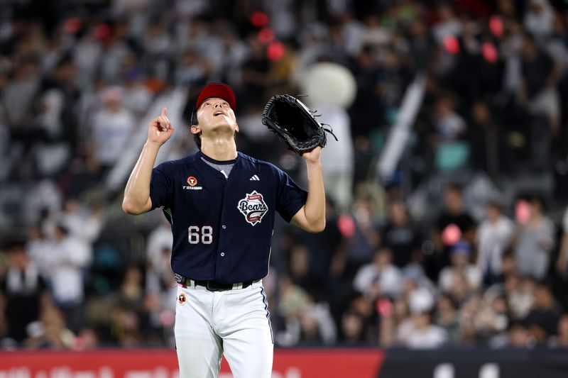 [서울=뉴시스] 프로야구 KT 위즈 최민석이 25일 수원 KT위즈파크에서 열린 2026 신한 쏠 KBO리그 KT 위즈와의 경기에 선발 등판, 이닝을 마무리한 뒤 기뻐하고 있다. (사진=두산 베어스 제공) 2026.08.25. *재판매 및 DB 금지