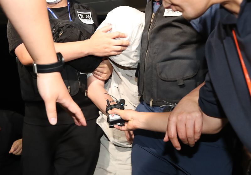 20대 중국인 유학생을 살해한 혐의를 받는 피의자 정모씨가 25일 오후 경찰에 체포돼 경산경찰서로 압송되고 있다. 2026.08.25. /사진=뉴스1