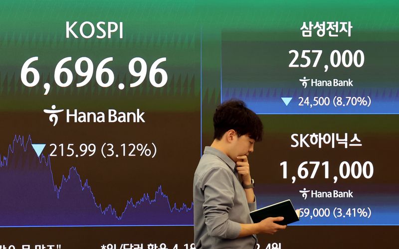 [서울=뉴시스] 박영태 기자 = 코스피가 215.99포인트(3.12%) 내린 6696.96로 장을 마감한 24일 오후 서울 중구 하나은행 본점 딜링룸에서 딜러들이 업무를 보고 있다. 오늘 삼성전자는 8.7%, SK하이닉스 3.4% 하락 마감했다. 2026.08.24. since1999@newsis.com