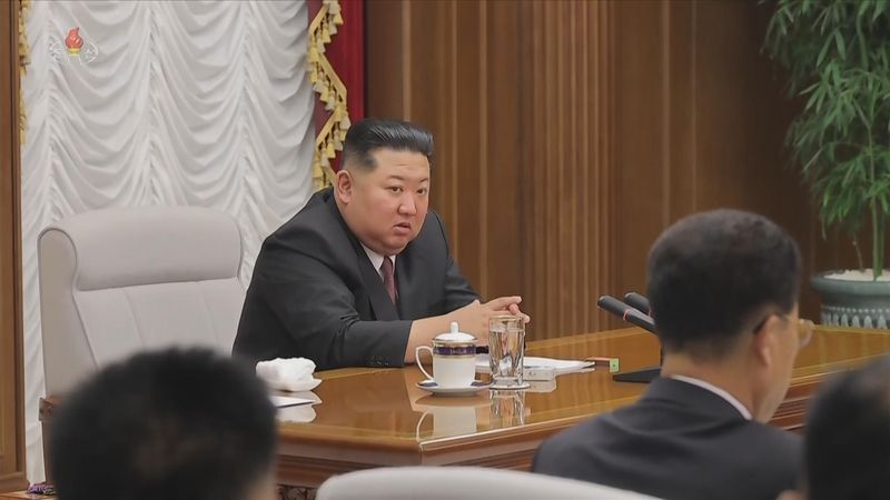 김정은, 정치국 확대회의 주재…당대회 제시 목표 달성 강조