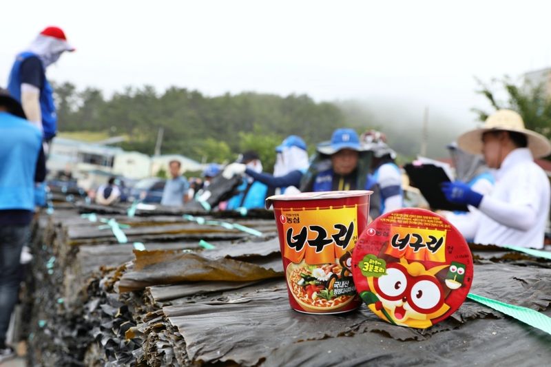 너구리 컵라면과 완도산 햇다시마. 농심 제공