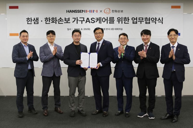 조원기 한샘 오퍼레이션본부장(왼쪽 세번째)과 이동현 한화손보 기업보험부문장(왼쪽 네번째)이 가구 연장보증 보험 '한샘AS케어+(플러스)’ 도입을 위한 업무협약(MOU)을 체결하고 기념촬영을 하고 있다. 한샘 제공