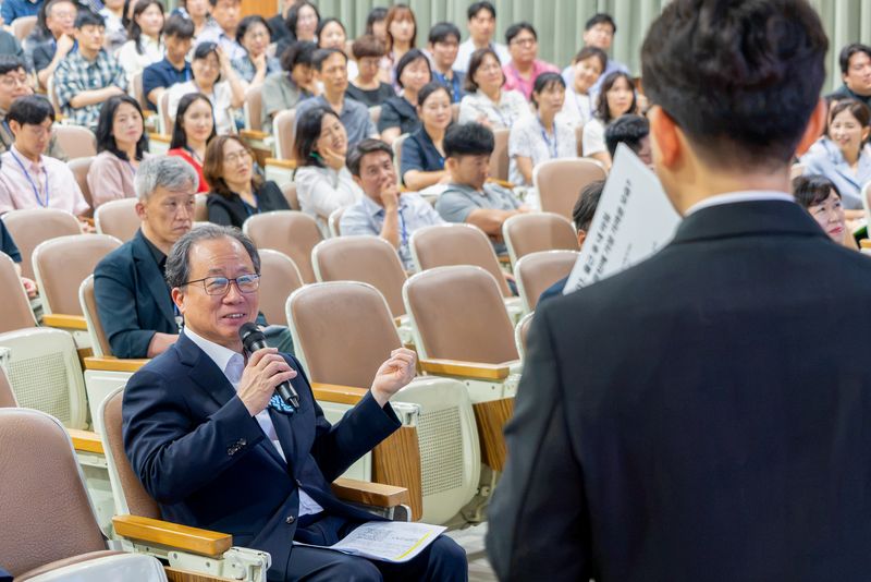 김석준 부산시교육감이 지난 25일 시교육청 대강당에서 열린 '청렴을 잇다, 교육감과 함께하는 공감토크'에서 교육청 직원들과 대화를 나누고 있다. 부산시교육청 제공