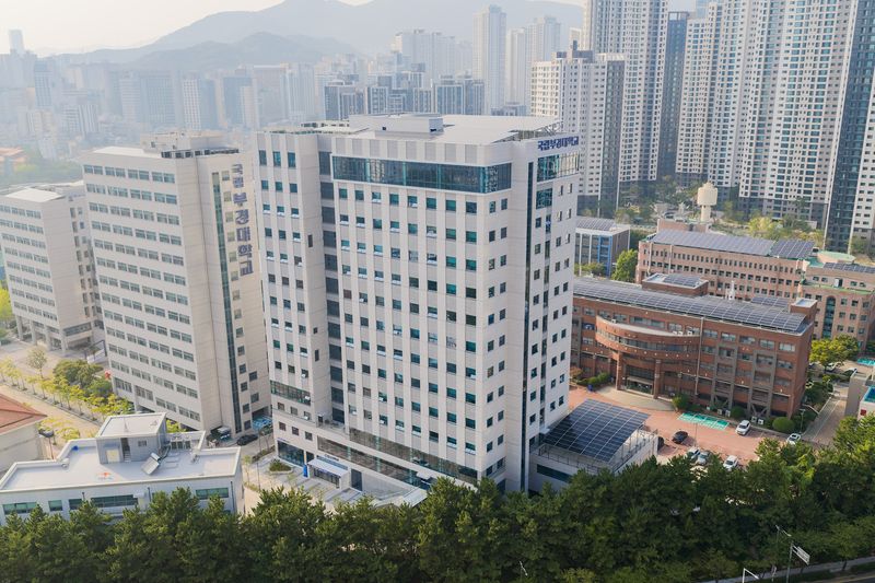 지난 25일 준공식을 갖고 사용에 들어간 국립부경대학교 대연캠퍼스 '수산과학2관' 전경. 국립부경대학교 제공