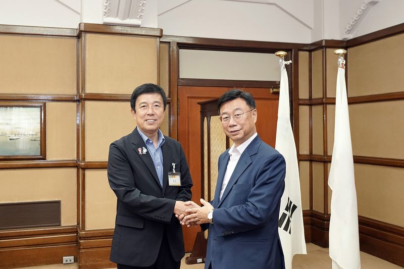 신상진 성남시장(오른쪽)과 히로사와 이치로 나고야시장이 25일 나고야시청에서 만나 약수를 하고 있다. 성남시 제공