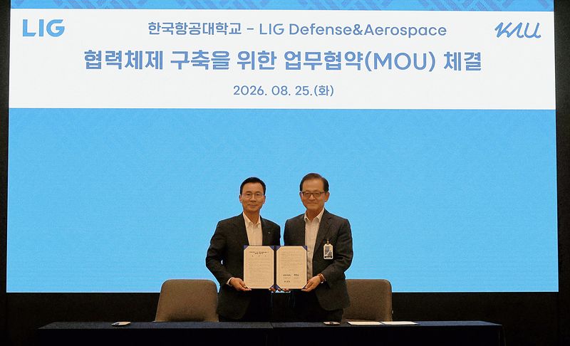 신익현 LIG D&A 대표이사(왼쪽)과 허희영 한국항공대학교 총장이 지난 25일 경기도 성남시 제2판교하우스에서 '협력체계 구축을 위한 협약'을 체결한 뒤 기념촬영을 하고 있다. LIG D&A 제공