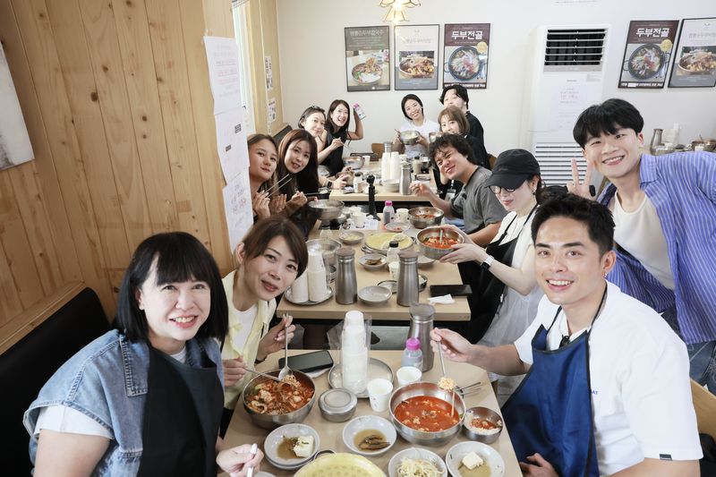 'K로컬 푸드 헌터스 33' 프로젝트에 참여한 13개국 인플루언서들이 강릉 초당순두부를 맛보고 있다. 한국관광공사 제공