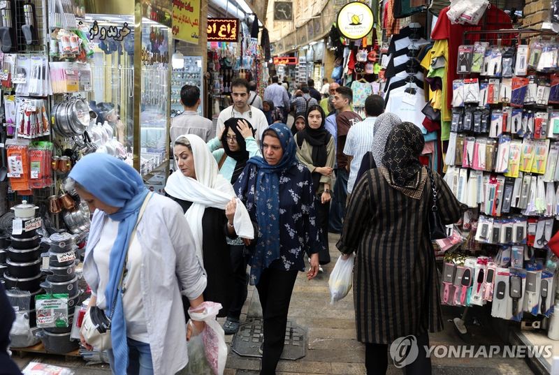 이란 수도 테헤란에서 시장을 지나는 시민들 (출처=연합뉴스)
