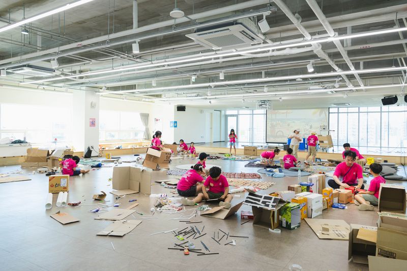 지난 22일 제주특별자치도 소통협력센터에서 ‘어린이 도시제작단’ 참가자들이 원도심에서 발견한 장소와 이야기를 종이상자로 재구성하고 있다. 참가자들은 각자 만든 결과물을 연결해 어린이의 시선으로 바라본 새로운 원도심을 완성했다. /사진=제주특별자치도 소통협력센터 제공
