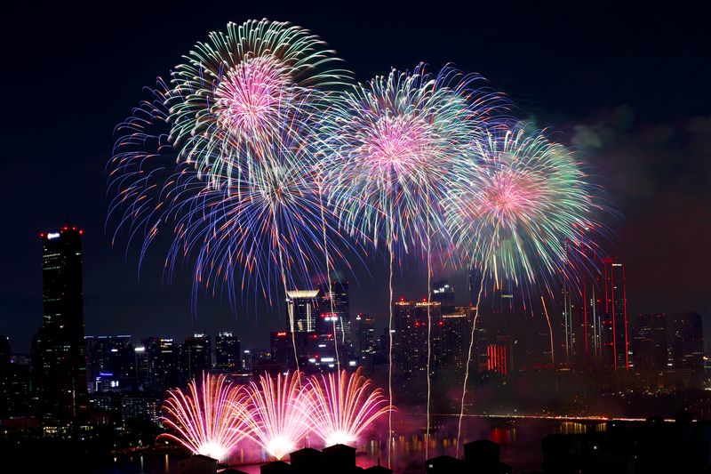 서울시는 9월 5일 개최되는 '서울세계불꽃축제'에 100만 명 이상의 관람객이 몰릴 것으로 예상됨에 따라 여의도 주변 관광호텔을 대상으로 집중 점검을 진행했다. 지난 해 9월 27일 오후 서울 여의도 한강공원 일대에서 열린 '2025 서울세계불꽃축제'에서 화려한 불꽃이 밤하늘을 수놓고 있다. 뉴스1