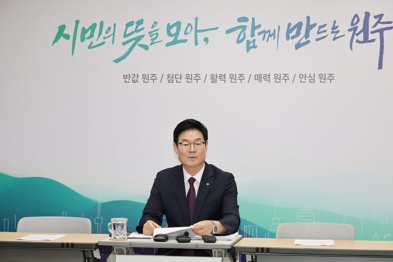 구자열 원주시장이 26일 시청 브리핑룸에서 현안 브리핑을 열고 공공기관 2차 이전 준비에 대해 설명하고 있다. 원주시 제공