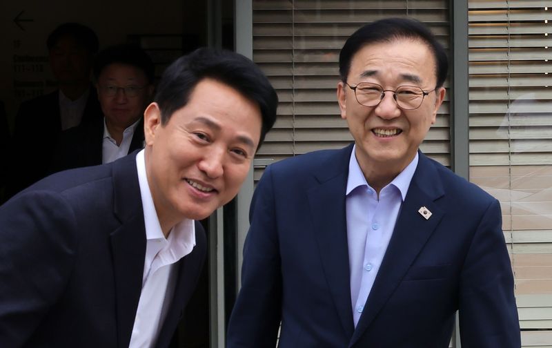 김윤덕(오른쪽) 국토교통부 장관과 오세훈 서울시장이 26일 오전 서울 중구 달개비에서 주택공급 관련 2차 회동을 마친 뒤 이동하고 있다. 뉴시스