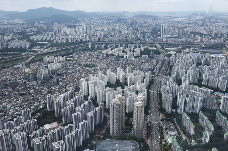 서울 송파구 롯데월드타워 전망대에서 바라본 아파트 단지. 뉴스1