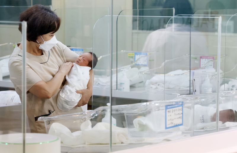2025년 서울 출생아수가 4만5516명으로 전년 대비 9.4% 증가했다. 합계출산율도 2년 연속 반등세를 이어가고 있다. 서울 양천구 신월동에 위치한 서울형 안심 산후조리원에서 간호사들이 신생아를 돌보고 있다. 공동취재