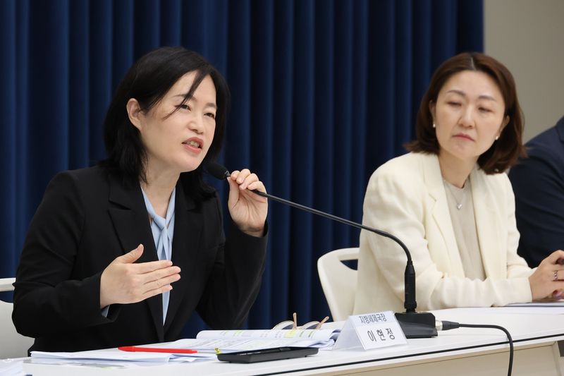 이현정 행정안전부 지방세제국장(왼쪽)이 25일 세종시 정부세종청사에서 2026년 지방세제 개편안에 대해 설명하고 있다. 연합뉴스