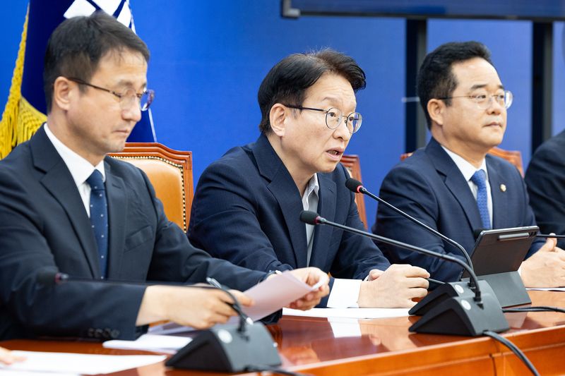 권칠승 더불어민주당 정책위의장이 25일 서울 여의도 국회에서 열린 원내대책회의에서 발언하고 있다. 2026.8.25 ⓒ 뉴스1 유승관 기자