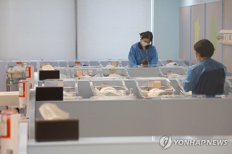 신생아 돌보는 간호사들 (출처=연합뉴스)