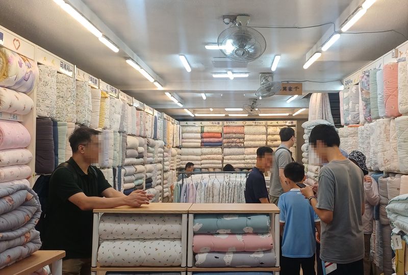 27일 부산 중구 국제시장 내 이불 가게에서 대만 국적의 손님들이 북적인다. 사진=백창훈 기자