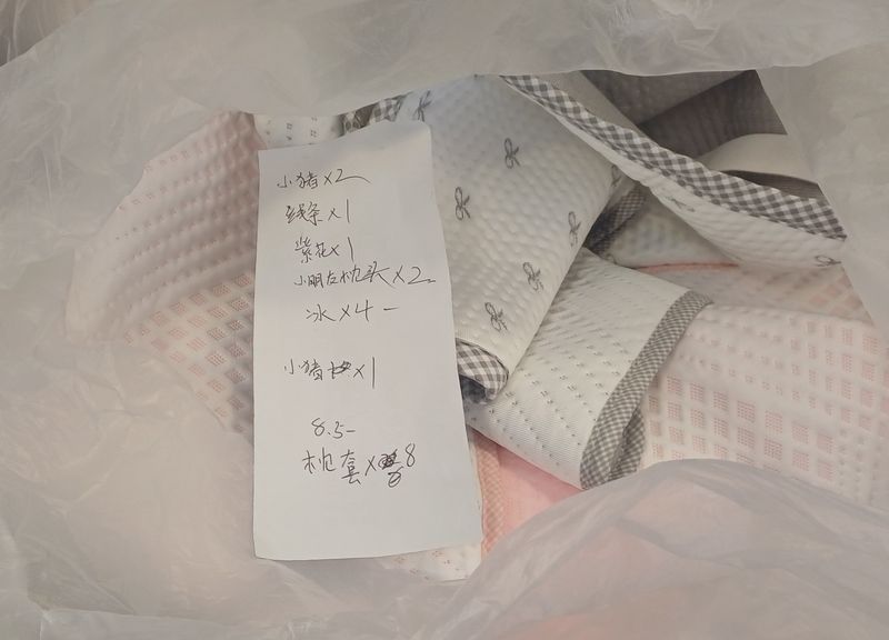 27일 부산 중구 국제시장의 한 이불 가게에 대만 손님이 구매한 이불 꾸러미가 항공편 배송을 위해 포장돼 있다. 사진=백창훈 기자