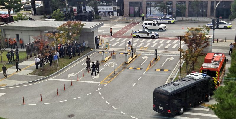 26일 협박성 폭파 메일이 접수돼 전주지법 일대를 군경이 수색하고, 법원은 한동안 업무가 중지됐다. 연합뉴스