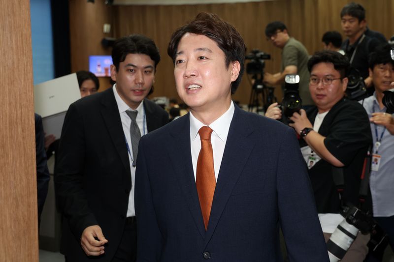이준석 개혁신당 대표가 26일 오전 서울 여의도 국회 소통관에서 당대표 사퇴 기자회견을 마치고 회견장을 나서고 있다. 뉴스1