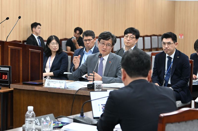 이창흠 제주특별자치도 기후경제부지사 후보자가 26일 제주특별자치도의회에서 열린 인사청문회에서 김봉현 의원의 질의에 답하고 있다. 이날 청문회에서는 윤석열 정부 대통령실 근무 경위와 12·3 비상계엄 당시 행적, 제주 기후경제 정책의 실행 능력이 집중적으로 다뤄졌다. /사진=제주특별자치도의회 제공