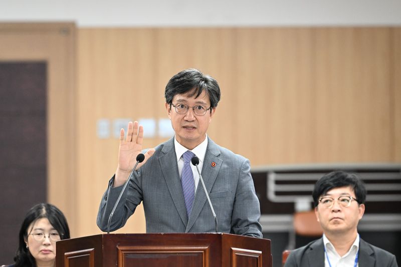 이창흠 제주특별자치도 기후경제부지사 후보자가 26일 제주특별자치도의회 인사청문회에서 선서하고 있다. 이 후보자는 재생에너지 이익을 지역과 주민에게 돌려주고 기후·에너지 전환을 일자리와 도민 소득으로 연결하겠다는 구상을 제시했다. /사진=제주특별자치도의회 제공