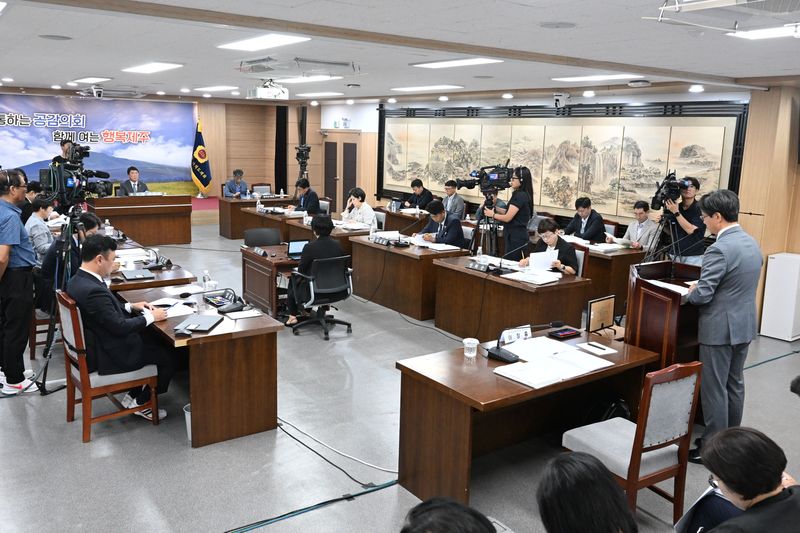 26일 제주특별자치도의회에서 이창흠 기후경제부지사 후보자에 대한 인사청문회가 진행되고 있다. 도의회는 후보자의 환경·기후정책 전문성과 함께 제2공항 갈등 조정, 미래산업 육성 등 민선9기 주요 현안에 대한 대응 능력을 검증했다. /사진=제주특별자치도의회 제공