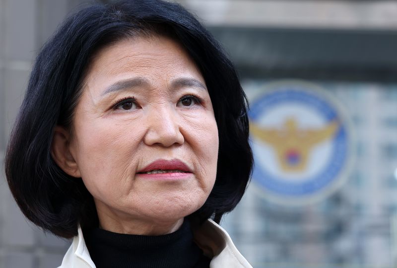 이진숙 국민의힘 의원(당 미디어위원장)이 지난 24일 서울 영등포경찰서에서 자신을 '여자 히틀러'라고 표현한 김민석 더불어민주당 대표를 모욕 혐의로 고소장을 제출한 후 입장을 밝히고 있다. 2026.8.24 ⓒ 뉴스1 김성진 기자