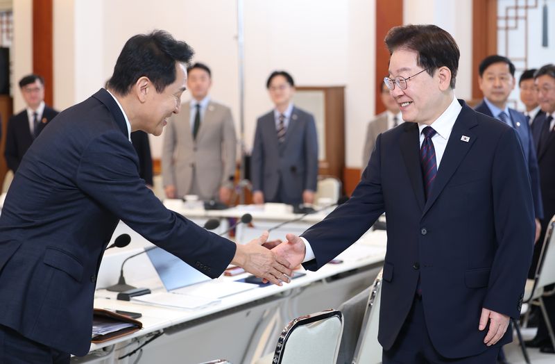 이재명 대통령이 26일 청와대에서 열린 제10회 중앙지방협력회의에서 오세훈 서울시장과 인사하고 있다. 연합뉴스