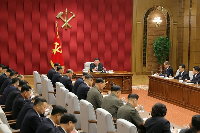 (평양 노동신문=뉴스1) = 북한 노동당 기관지 노동신문은 26일 "조선노동당 중앙위원회 정치국은 역사적인 당 제9차 대회가 제시한 새로운 5개년 계획 수행의 첫해인 2026년도 중요 정책 과제들의 성공적 집행을 담보하는 정치실무적 대책들을 보강하기 위해 8월 25일 제9기 제4차 정치국 확대회의를 소집했다"라고 보도했다. [국내에서만 사용가능. 재배포 금지. DB 금지. For Use Only in the Republic of Korea. Redistribution Prohibited] rodongphoto@news1.kr