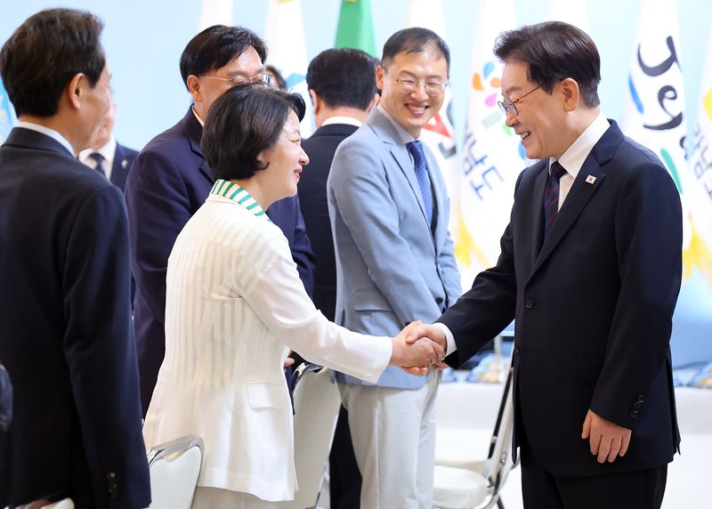 이재명 대통령이 26일 청와대에서 열린 제10회 중앙지방협력회의에서 추미애 경기도지사와 인사하고 있다. 연합뉴스