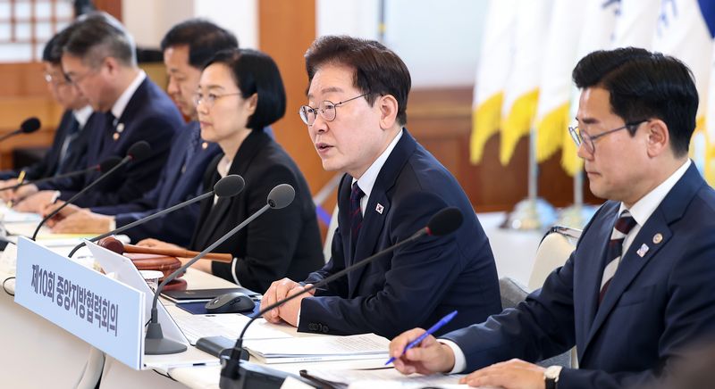 이재명 대통령이 26일 청와대에서 열린 제10회 중앙지방협력회의에서 발언하고 있다. 연합뉴스
